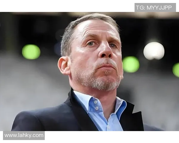 老派教练告别足坛拒绝金元足球与VAR热潮坚持自费陪球员游览